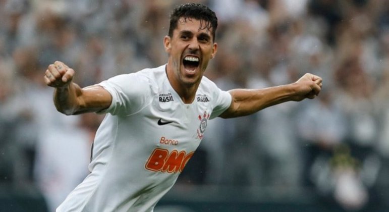 NEGOCIANDO - O Cruzeiro está muito perto de contratar o zagueiro - que também pode atuar como lateral - Danilo Avelar para a próxima temporada. A vinda do jogador pode ser facilitada, pois o Corinthians não o colocou em seus planos para o ano que vem. O acerto, entretanto, dependerá de uma rescisão de contrato, já que o atleta tem vínculo com o Timão até o fim de 2022