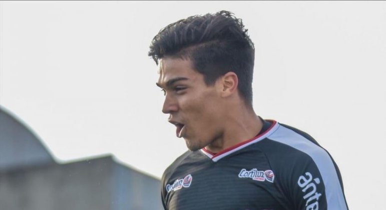 NEGOCIANDO - O Flamengo abriu conversas para tentar a contratação de Matías Arezo, centroavante de apenas 19 anos, do River Plate-URU. Apesar da pouca idade, o jogador foi vice-artilheiro do Campeonato Nacional, com 16 gols marcados, e já soma passagens pela Seleção Uruguaia de base.