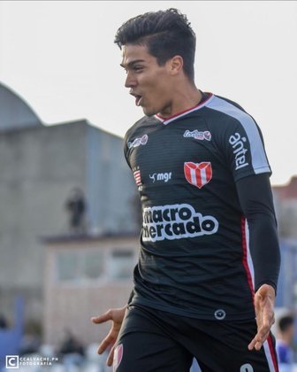 NEGOCIANDO - O Flamengo abriu conversas para tentar a contratação de Matías Arezo, centroavante de apenas 19 anos, do River Plate-URU. Apesar da pouca idade, o jogador foi vice-artilheiro do Campeonato Nacional, com 16 gols marcados, e já soma passagens pela Seleção Uruguaia de base.