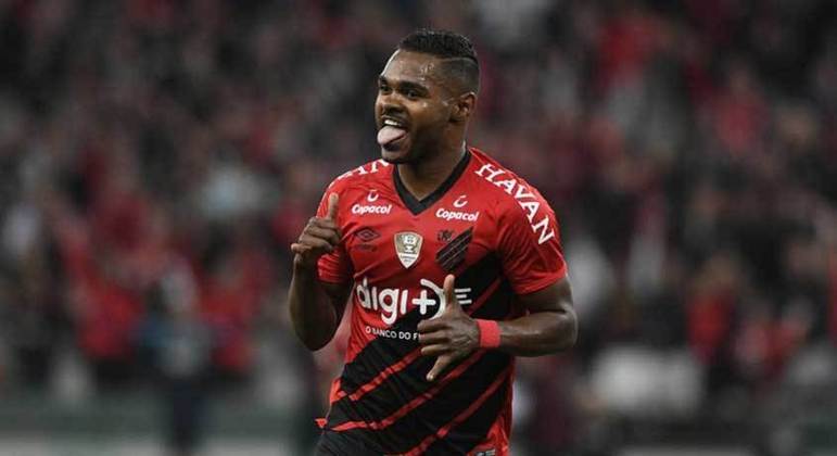 NEGOCIANDO - O Internacional avançou nas negociações com Nikão, do Athletico-PR. O meia-atacante ficará sem contrato ao fim desta temporada e sua renovação com o Furacão está estagnada.