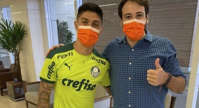 NEGOCIANDO - O Palmeiras ainda tenta manter a negociação com Valber Huerta e, após ele não ser aprovado em todos os exames médicos, o clube procura um novo modelo de negócio que não seja por quatro temporadas. Uma alternativa é o empréstimo do defensor por um ano, com opção de compra no final de 2022, dependendo do desempenho. Como tal situação é bem diferente da negociada anteriormente, o Alviverde sabe que encontrará resistência por parte dos chilenos