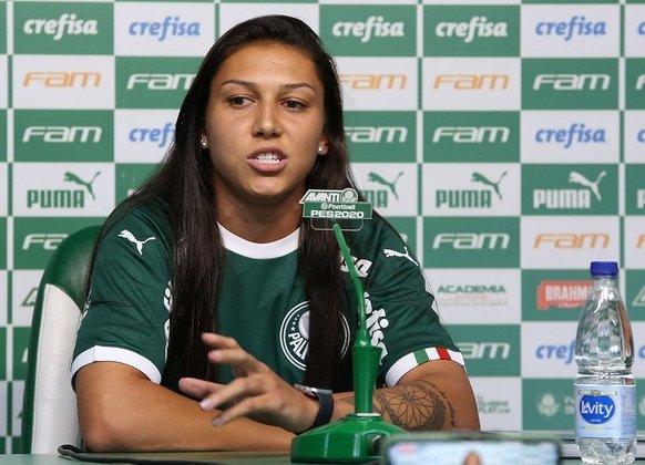 NEGOCIANDO - O Palmeiras está de olho no mercado para reforçar a equipe feminina para a próxima temporada. Com isso, venceu a concorrência do Flamengo e deve assinar com a atacante Bia Zaneratto por uma temporada. A informação foi divulgada pela TNT Sports.