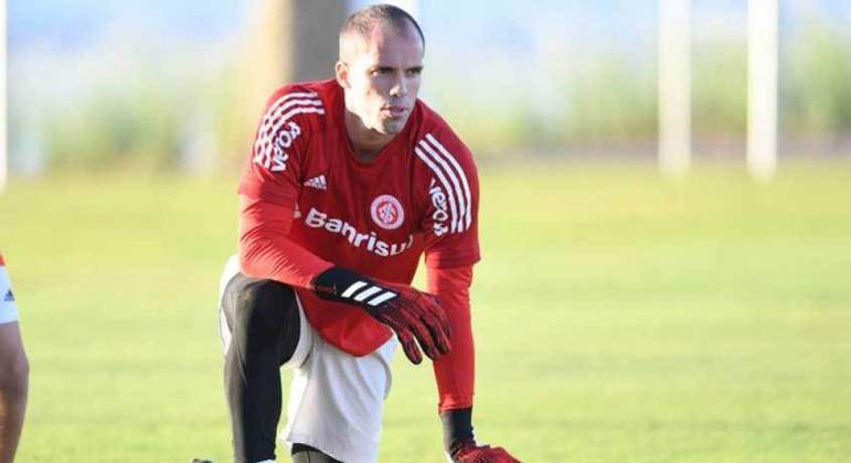 NEGOCIANDO - O Palmeiras se aproximou, neste domingo (12), da contratação do goleiro Marcelo Lomba. O atleta de 34 anos chegaria para a vaga deixada por Jailson de reserva imediato de Weverton, titular absoluto da posição no clube paulista