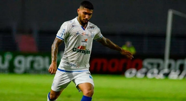NEGOCIANDO - O primeiro reforço do Vasco para o ano que vem poderá ser o volante Yuri, que defendeu o CSA em 2021. A equipe carioca negocia com o atleta, que chegará para corrigir uma das lacunas mais nítidas que o Vasco teve ao longo da temporada: a falta de pegada no meio-campo