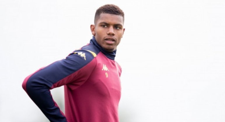 NEGOCIANDO - O São Paulo fez uma proposta de empréstimo pelo atacante Wesley Moraes, que pertence ao Aston Villa e está cedido ao Clube Brugge. A ideia do Tricolor, segundo o jornalista Andre Hernan, é que o salário do jogador seja pago integralmente pelo Aston Villa no período de empréstimo. O Tricolor tem a concorrência do rival Palmeiras na negociação. 