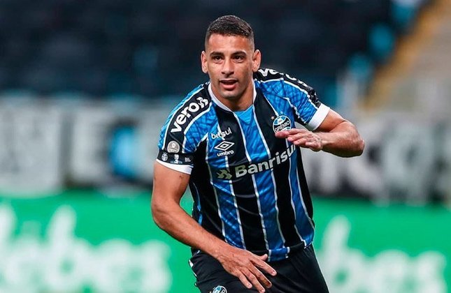 NEGOCIANDO - O Sport intensificou conversas com Diego Souza visando a um retorno do atacante, que chegaria para sua terceira passagem no clube. A informação foi publicada pelo jornalista Pedro Maranhão. O jogador estava no Grêmio em 2021 e não terá o contrato renovado no clube gaúcho