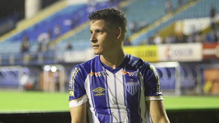 NEGOCIANDO - O Vasco está tentando a contratação do volante Matheus Barbosa, de 27 anos, que pertence ao Avaí e está emprestado ao Atlético-GO até o fim do ano. A negociação foi revelada pelo 