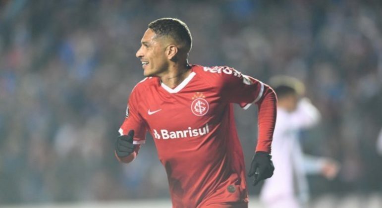 NEGOCIANDO - Paolo Guerrero é o grande sonho do Alianza Lima. O centroavante não permaneceu no Internacional e agora orbita no clube peruano. Publicamente, Paolo Guerrero deixou claro que, no momento, ele não tem vontade de voltar ao país natal.  Porém, nem mesmo a recusa do atacante impede a diretoria do Alianza de tentar buscar a contratação de Guerrero.