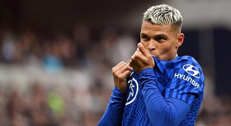 NEGOCIANDO - Thiago Silva e Chelsea estão próximos de selar uma renovação de contrato, que atualmente vai até junho de 2022. De acordo com o jornalista Fabrizio Romano, deve finalizar em breve um acordo por mais uma temporada. O zagueiro vive grande fase e é titular incontestável dos Blues