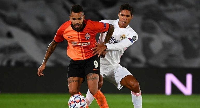 NEGOCIANDO - Um dos nomes sugeridos por Vanderlei Luxemburgo para o Cruzeiro é o do atacante Dentinho, que tem história de sucesso no Shakhtar Donetsk, da Ucrânia. O jogador está com 32 anos e agrada a comissão técnica celeste. As negociações entre Cruzeiro e Dentinho foram abertas e a Raposa ofereceu dois anos de contrato para Dentinho, com possibilidade de renovação por mais um ano. Ainda não houve avanço nas conversas, mas o time azul mantém o otimismo, mesmo com o custo alto da transação, além da concorrência de outros clubes.