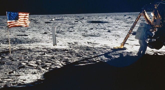 Armstrong (na foto) e Aldrin se preparavam para deixar a Lua quando a Luna 15 se chocou com o solo a centenas de quilômetros dali