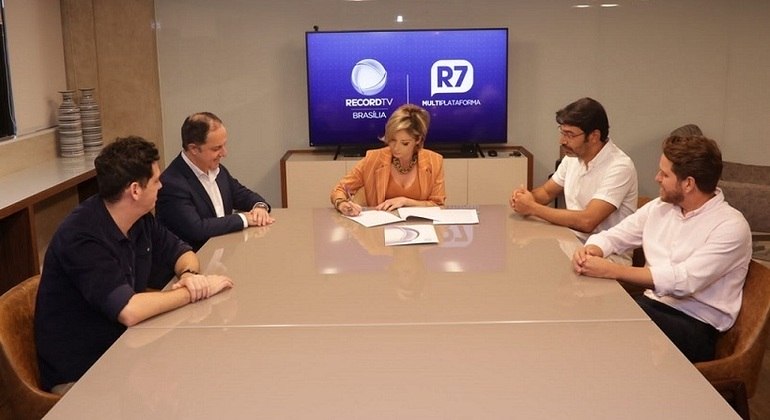 Ato de assinatura do contrato de Neila Medeiros, ao lado dos diretores Ronnie Bragança, Ailton Mineiro Nasser, Lucas Bueno e Luciano Ribeiro