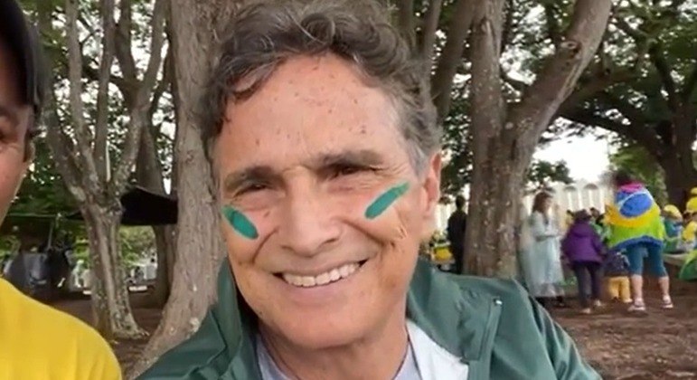 Apoiador de Bolsonaro, ex-atleta Nelson Piquet em manifestação