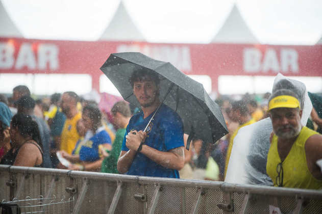 Nem mesmo a chuva foi capaz de espantar os torcedores presentes no evento. 