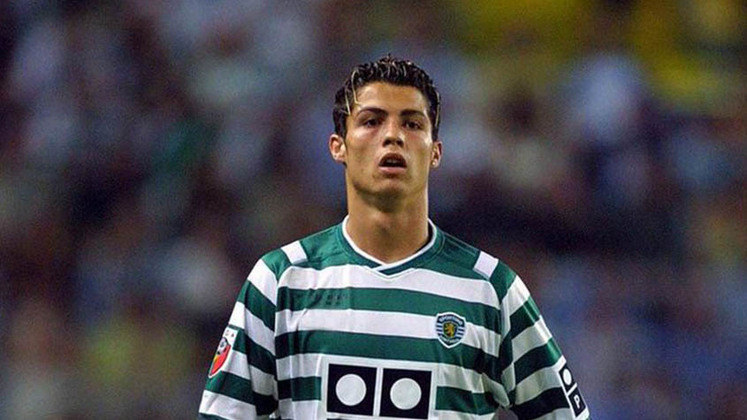 Nem todos sabem, mas CR7 começou sua carreira como jogador profissional no Sporting, de Portugal. Muitos começaram a ver o jogador apenas no Manchester United e acham que ele foi revelado no clube inglês. 