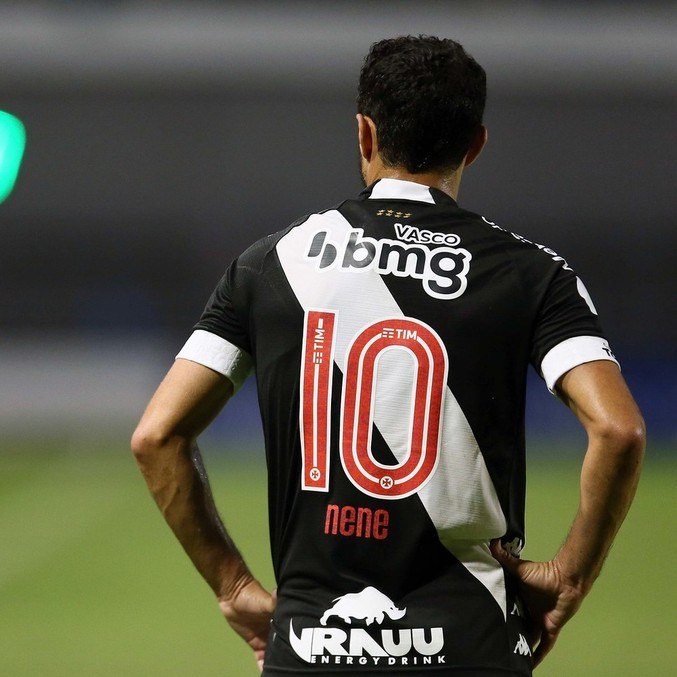 Camisa 10 do Vasco, Nenê observa lance na derrota para o CSA por 2 a 0