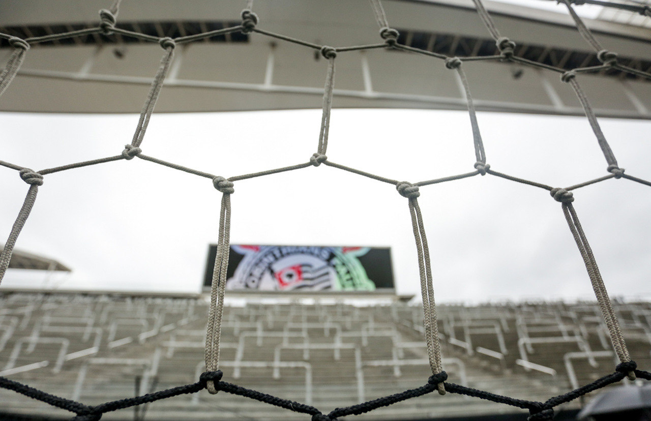 Focados no Brasileirão, Corinthians e Flamengo medem forças em