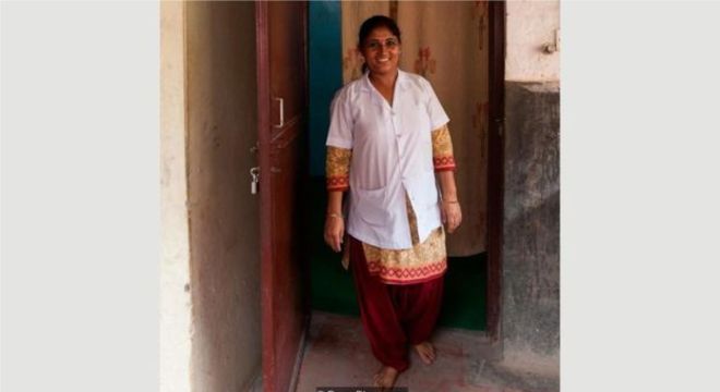 A conselheira Radha Paudel fica em frente à sala onde se encontra com pacientes