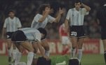 goleiro da argentina quebra a perna em uma dividida com atacante soviético