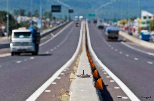  Nessa época, é preciso redobrar a atenção nas estradas. E algumas delas, particularmente, oferecem grande risco.  Um estudo realizado pela Confederação Nacional do Transporte (CNT) resultou no ranking das 10 estradas mais perigosas do Brasil. 
