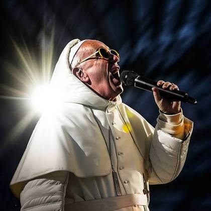 Nessas imagens manipuladas, o Papa é retratado em poses falsas, inclusive cantando animadamente enquanto segura um microfone e usa óculos amarelos.