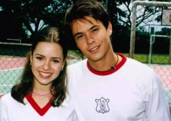 Nesse meio tempo, Sandy chegou a se envolver com o ator Paulinho Vilhena. Os dois eram colegas de elenco no seriado “Sandy & Júnior” (1999-2002).