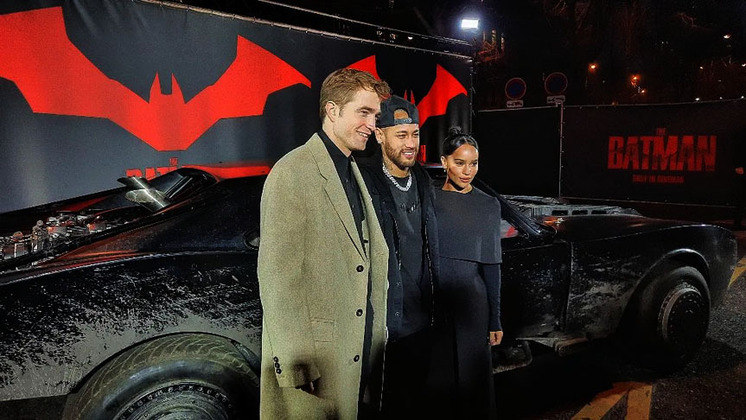 Nesta ocasião, Neymar também conheceu os atores Robert Pattinson e Zoë Kravitz,que interpretam Batman e Mulher Gato no filme. O longa é  dirigido pelo americano Matt Reeves. 