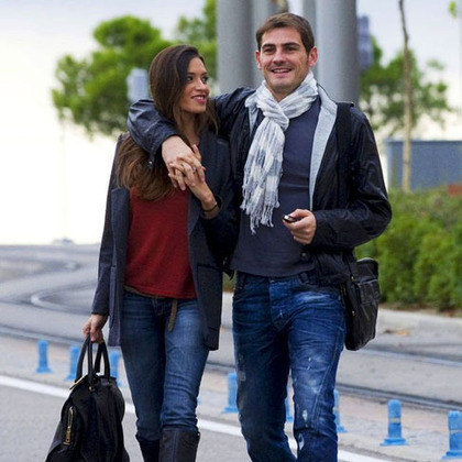 Nesta semana, o ex-goleiro Iker Casillas terminou seu casamento de cinco anos com a repórter Sara Carbonero. Antes, eles namoraram por muitos anos e viralizaram em 2010, quando ele a beijou em uma entrevista após a Espanha ser campeã mundial de futebol. 