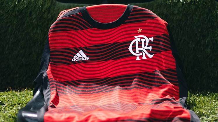 Nesta sexta, o Flamengo lançou seu novo primeiro uniforme, feito em homenagem à nação rubro-negra e inspirado nos bandeirões da arquibancada. O elenco estreará a camisa neste domingo, no jogo contra o Atlético-MG, pela Supercopa do Brasil.