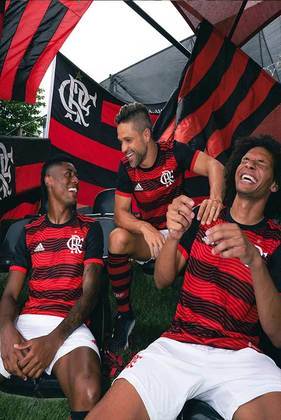Nesta sexta, o Flamengo lançou seu novo primeiro uniforme, feito em homenagem à nação rubro-negra e inspirado nos bandeirões da arquibancada. O elenco estreará a camisa neste domingo, no jogo contra o Atlético-MG, pela Supercopa do Brasil.