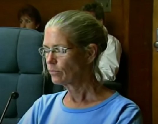 Nesta terça-feira (11/07), Leslie Van Houten, uma seguidora de Charles Manson, deixou a prisão após mais de meio século atrás das grades.
