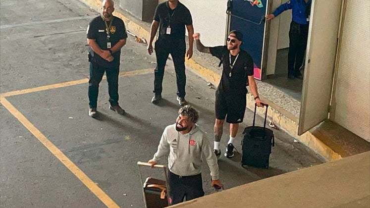 Neste domingo (30), o elenco do Flamengo desembarcou no aeroporto do Galeão, no Rio de Janeiro. O clube conquistou a Libertadores no sábado (29), após vencer o Athletico-PR, em Guayaquil. Confira fotos do desembarque!