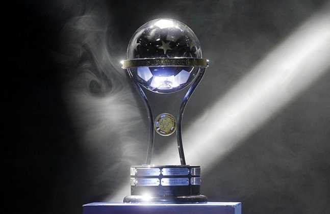 Neste sábado, no Estádio Centenário, em Montevidéu, Athletico-PR e Red Bull Bragantino disputam a final da Copa Sul-Americana de 2021. Será a 20ª decisão da história do torneio continental. Relembre, na galeria a seguir, todas as finais da competição desde 2002