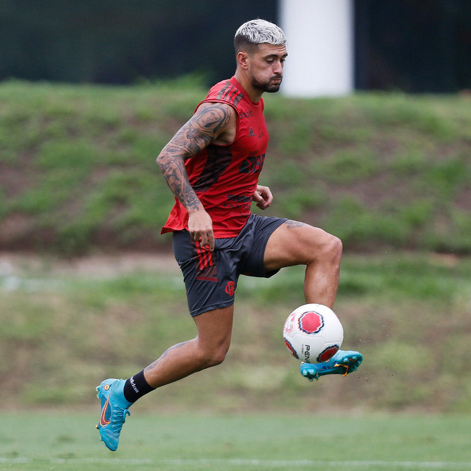 Uruguaio Arrascaeta em treino de preparação para o segundo jogo da final