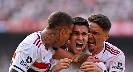 Nestor comemora gol do São Paulo