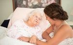 Apósum derrame em julho, Dot 'Honey' Beaman, de 87 anos, ficou debilitada na cama