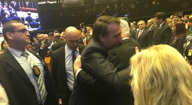 Bolsonaro abraça Netanyahu após assinar a posse como presidente