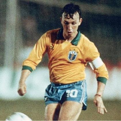 Neto atuou por alguns anos pela Seleção Brasileira. De 1988 a 1993, ele atuou em 26 partidas e marcou sete gols. Pela Seleção Olímpica, foi prata nos Jogos de Seul-1988. Enquanto isso, Deyverson sequer teve oportunidades de vestir a camisa do Brasil.