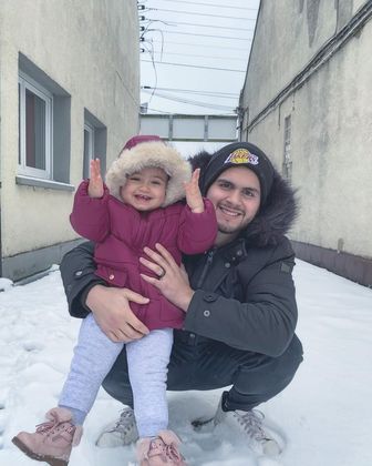 Ao lado do pai, Gabriel, faça chuva, faça sol ou até neve, Alyah está sempre sorridoLeia: Gretchen nega que tenha plástica na barriga: '300 abdominais por dia'