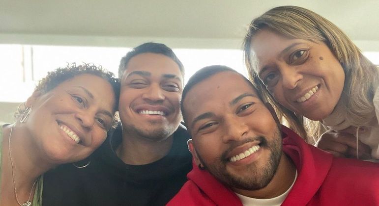 Netos do Rei do Futebol chegaram ao Brasil para visitar o avô no hospital
