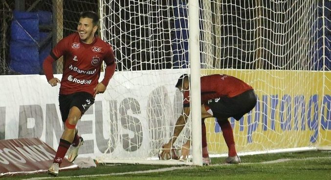 Atacante Netto comemora gol com a camisa do Brasil de Pelotas-RS