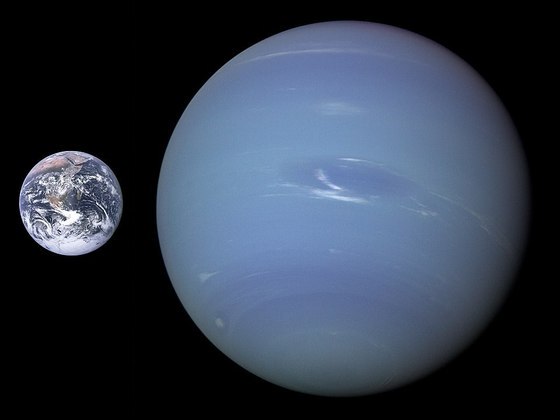 Netuno faz parte do grupo de planetas gasosos. Tem um pequeno núcleo rochoso,  uma camada formada possivelmente por água, amônia e metano, e uma turbulenta atmosfera de hidrogênio e hélio. Tem 17 vezes a massa  da Terra. 