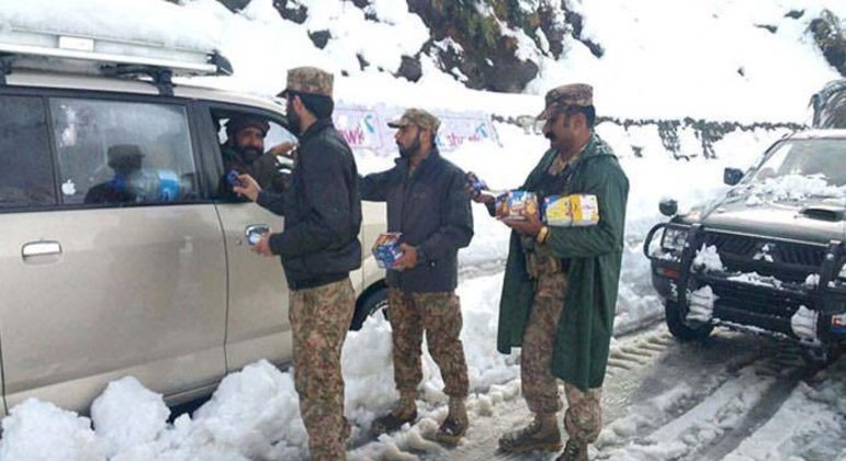 Exército precisou organizar operação para resgatar pessoas presas nos carros em meio a nevasca