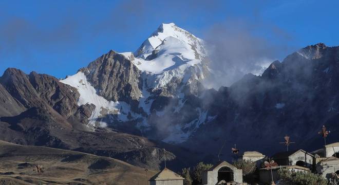 Incêndios e mudança climática afetam manto de gelo em montanha na Bolívia
