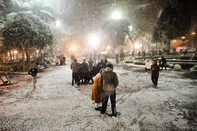 Amanhecer com registro de neve na cidade de Caxias do Sul, no Rio Grande do Sul, na quinta-feira (29)