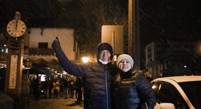 Turistas aproveitaram a noite para ver a neve cair em Gramado (RS)