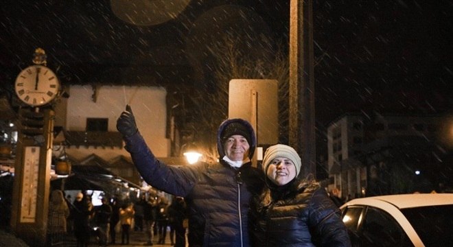 Turistas aproveitaram a noite para ver a neve cair em Gramado (RS)