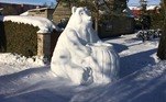 Com o inverno rigoroso que atingiu alguns países europeus, parte da população da Lituânia se animou para sair de casa e fazer diversas esculturas com a neve. Apesar de não sofrerem fortes nevascas normalmente, os lituanos se empolgaram e aproveitaram o momento para usar a criatividade na hora de criar esculturas de gelo