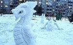 Este dragão foi feito em três partes, como se estivesse com parte do corpo submerso. A ponta da cauda está lá atrás, depois vê-se uma parte de seu corpo com suas patas e, por fim, nota-se a frente com seu rosto
