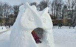 Essa coruja serviu como um mini-escorregador para as crianças se divertirem um pouco a mais com a neve